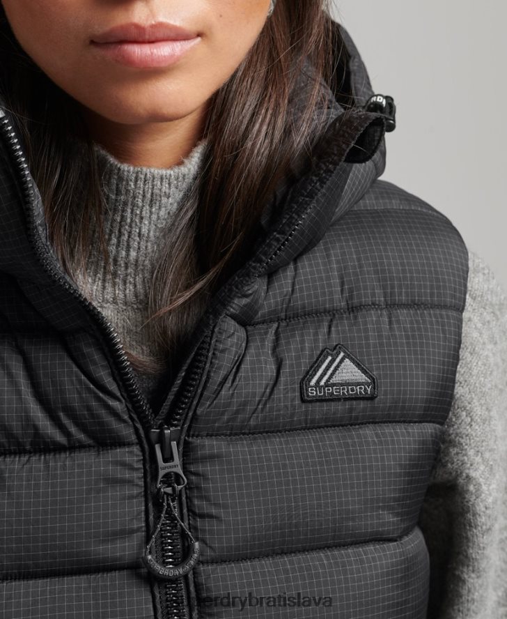 Superdry ženy klasická vystužená vesta s kapucňou 6B4ZTR3753 oblečenie čierna