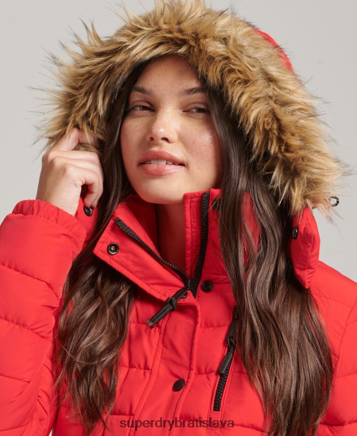 Superdry ženy krátka puffer bunda s kapucňou z umelej kožušiny 6B4ZTR5571 oblečenie červená