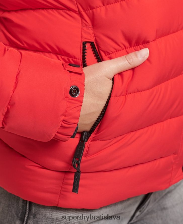 Superdry ženy krátka puffer bunda s kapucňou z umelej kožušiny 6B4ZTR5571 oblečenie červená